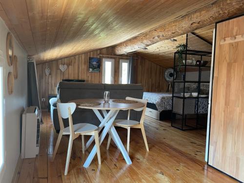 Montlaur-en-Diois House | Sublime studio de caractère ,50 m2 climatisé .