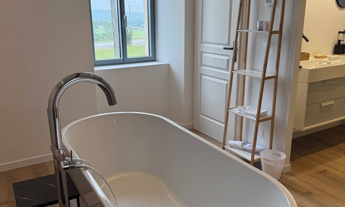 Figarol Bed & Breakfast | Suite - Îlot bath -Pyrenees view- Private entrance