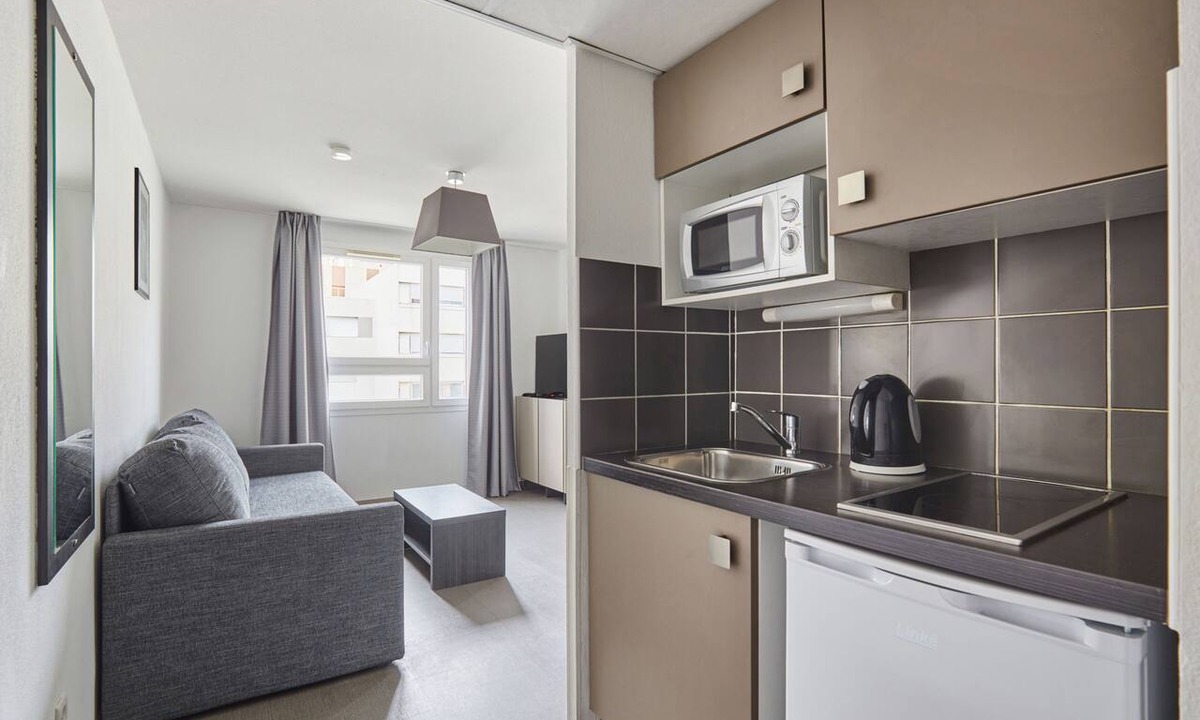 Les Chutes Lavie Condo | Suite Climatisée. 200m du Métro. Wi-Fi GRATUIT