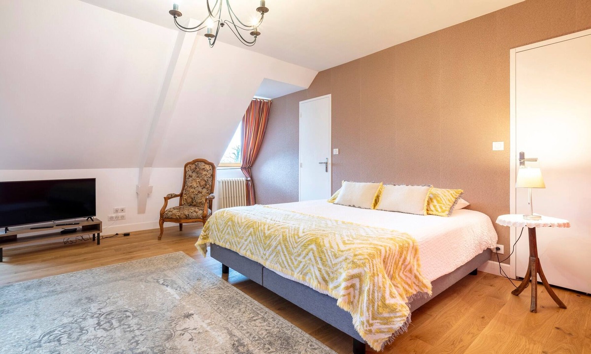 Concarneau Bed & Breakfast | Suite 'Ninon de Lenclos' with Shared Terrace, Garden and Wi-Fi