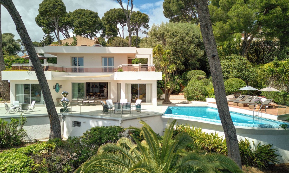 Cap-d'Antibes Villa | Sun-Drenched Cap d'Antibes Villa with Panoramic Sea Views & Expansive Terrace 🌊