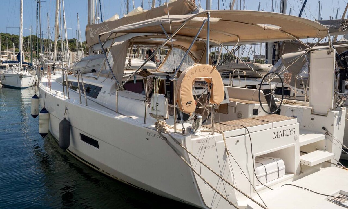 Saint-Mandrier-sur-Mer Boat Rental | Sun-Kissed Sailing Adventure in Provence-Alpes-Côte d'Azur
