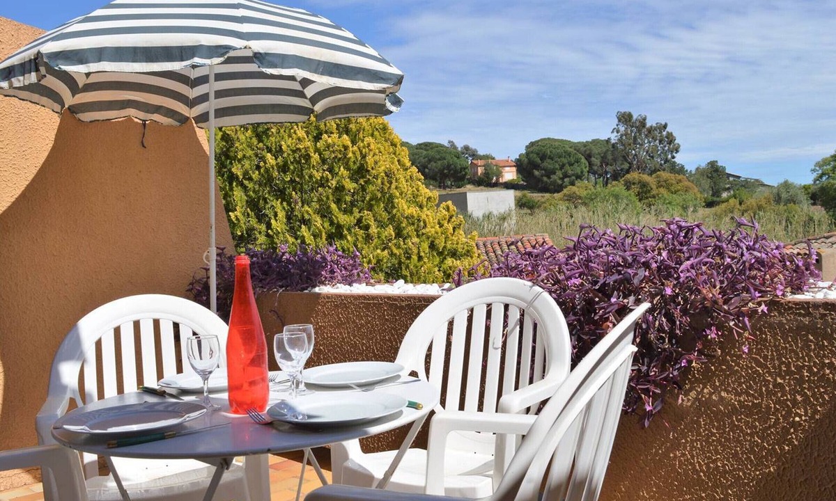 Le Lavandou Apartment | Sunny Studio with Terrace & Parking Near Saint-Clair Beach