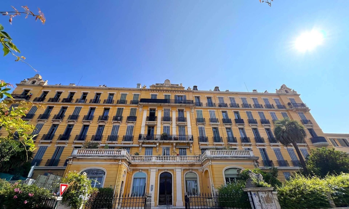 Hyeres City Centre Apartment | Superb air-conditioned 2-bedroom apartment in the center of Hyères