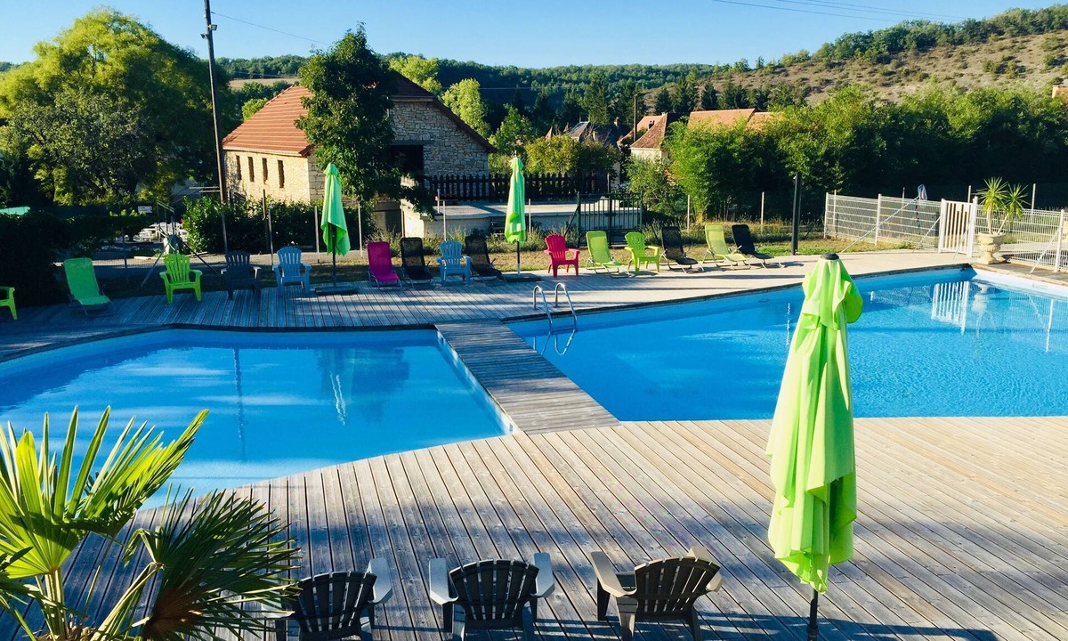 Frayssinet Ski Chalet | the chalets are on a hill N3
