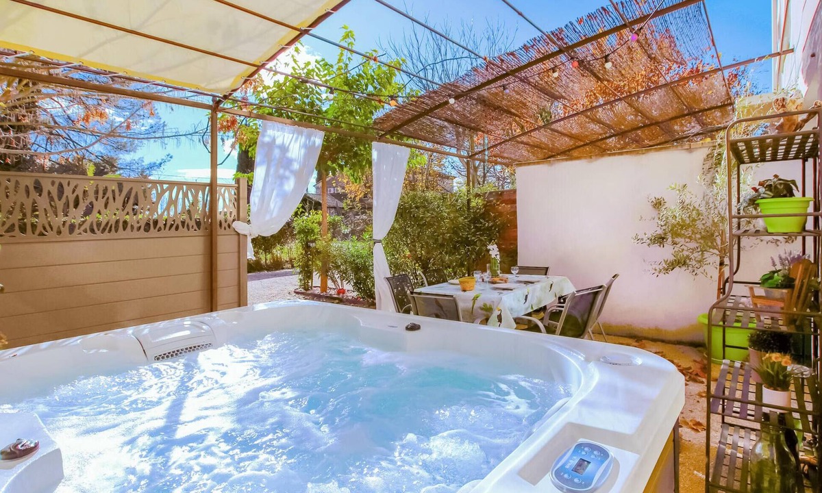 Velleron House | This charming and characterful farmhouse is ideal for your relaxing vacation.