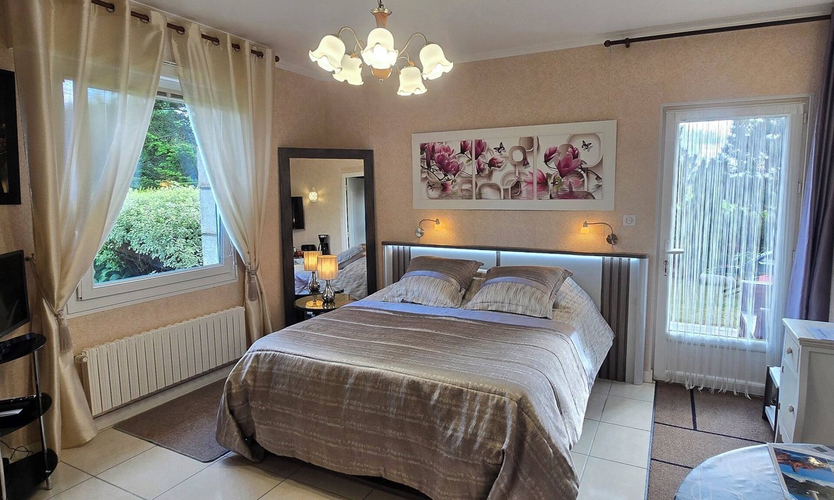 Douarnenez Apartment | TiNat Studio with a private garden area, free parking, in a quiet location