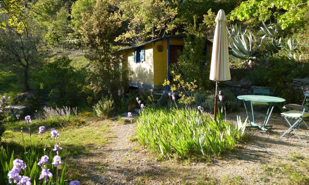 Aubres House | Tiny Home 'Roulotte De Veyronne' with Mountain View and Wi-Fi