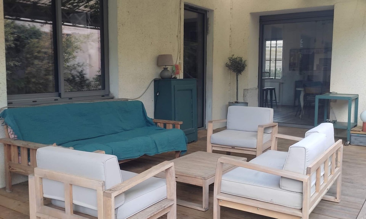 Crest House | Town house with covered terrace and large garden