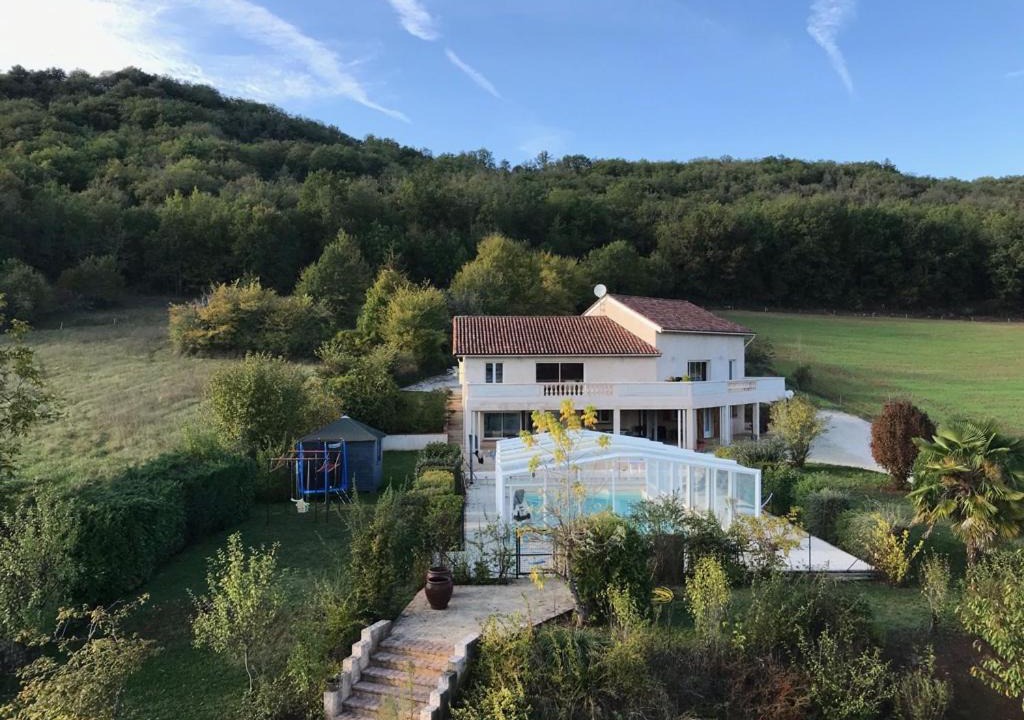 Saint-Gery House | Trois gîtes ensemble dans le même immeuble devant la piscine avec terrasses offrant une vue magnifique, dont une couverte au niveau de la piscine et vue sur la vallée à l'étage