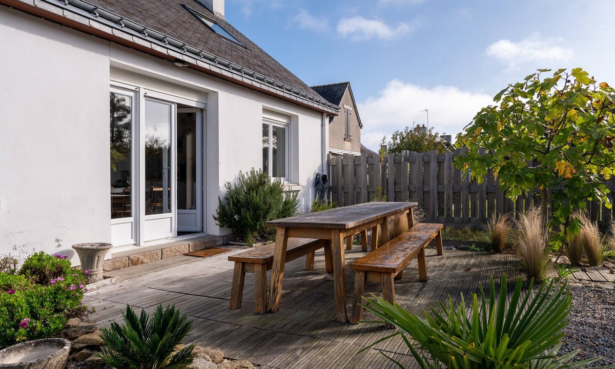 Quiberon House | Ty Eole Comfortable Holiday Home 10p with Private Terrace, Garden & Wi-Fi