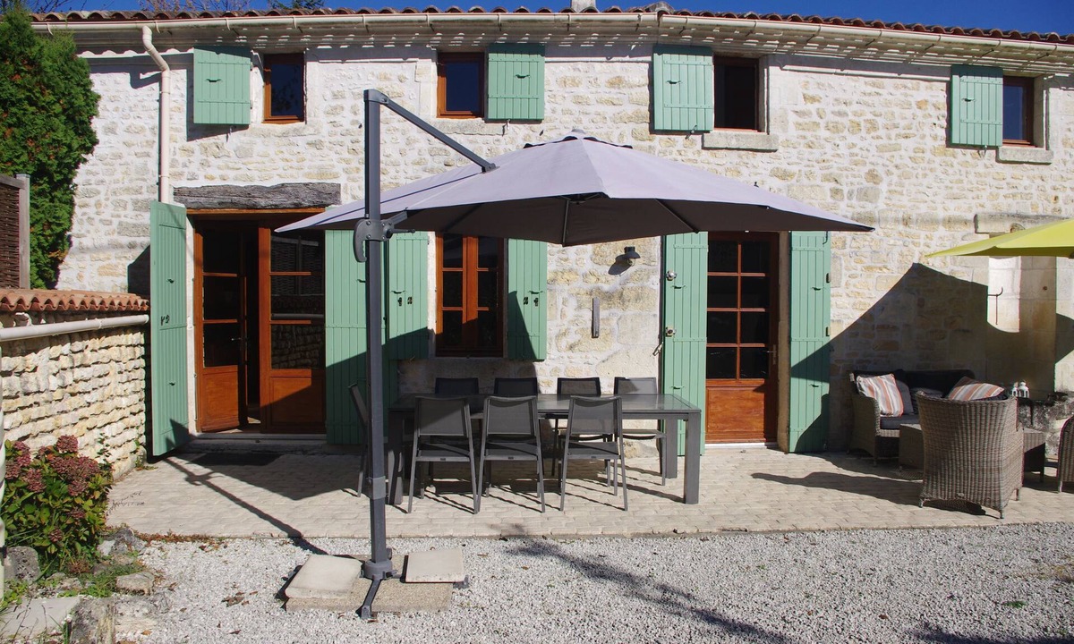 Saint-Savinien House | Typical Charentaise farmhouse with pool, Saint-Savinien