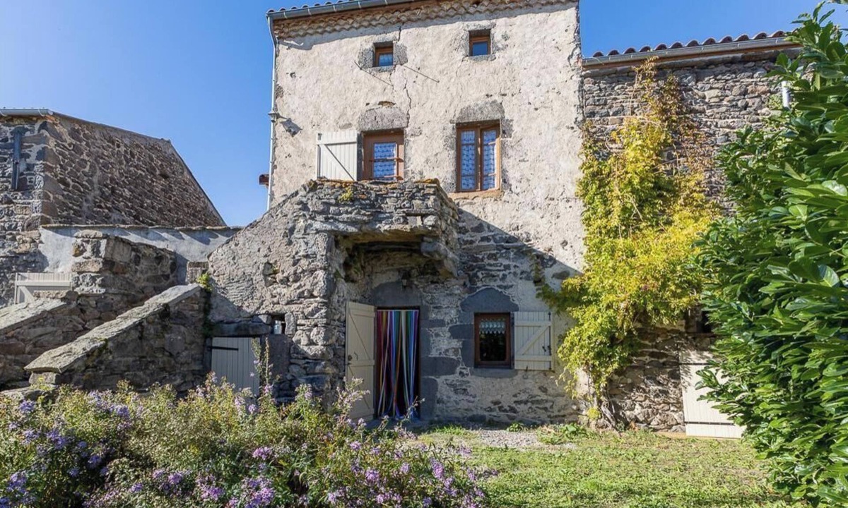Mareugheol House | Typical stone house in the middle of a quiet village