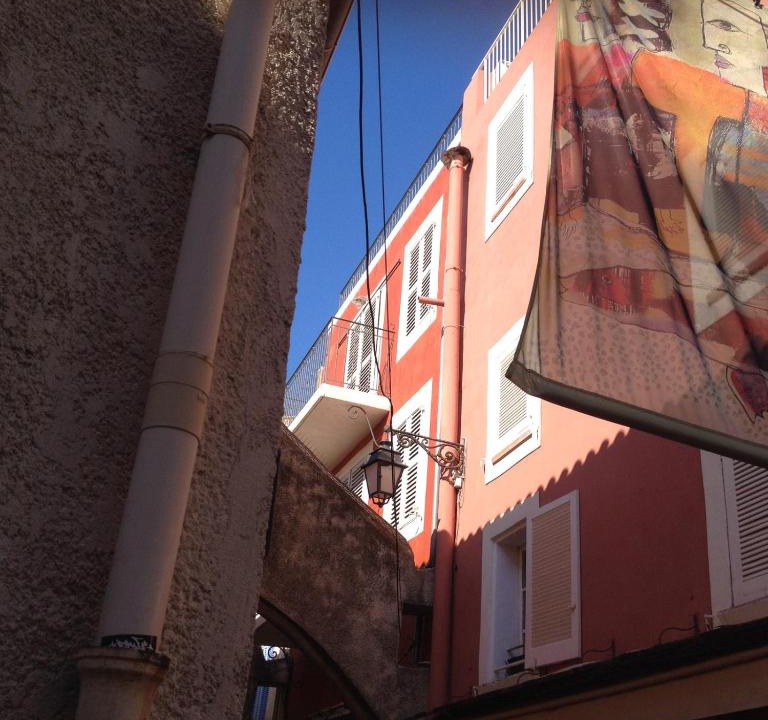 Sanary-sur-Mer Apartment | Un balcon dans les rues piétonnes