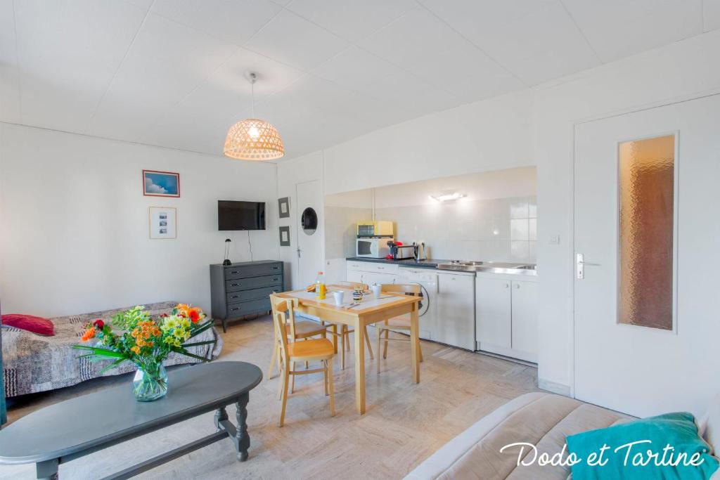 Hyeres City Centre Apartment | Vast studio downtown with balcony - Dodo et Tartine