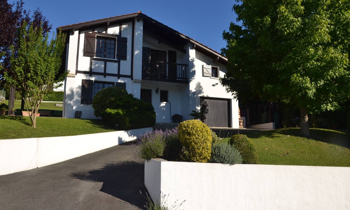 Urrugne House | Villa between sea and mountain, near border
