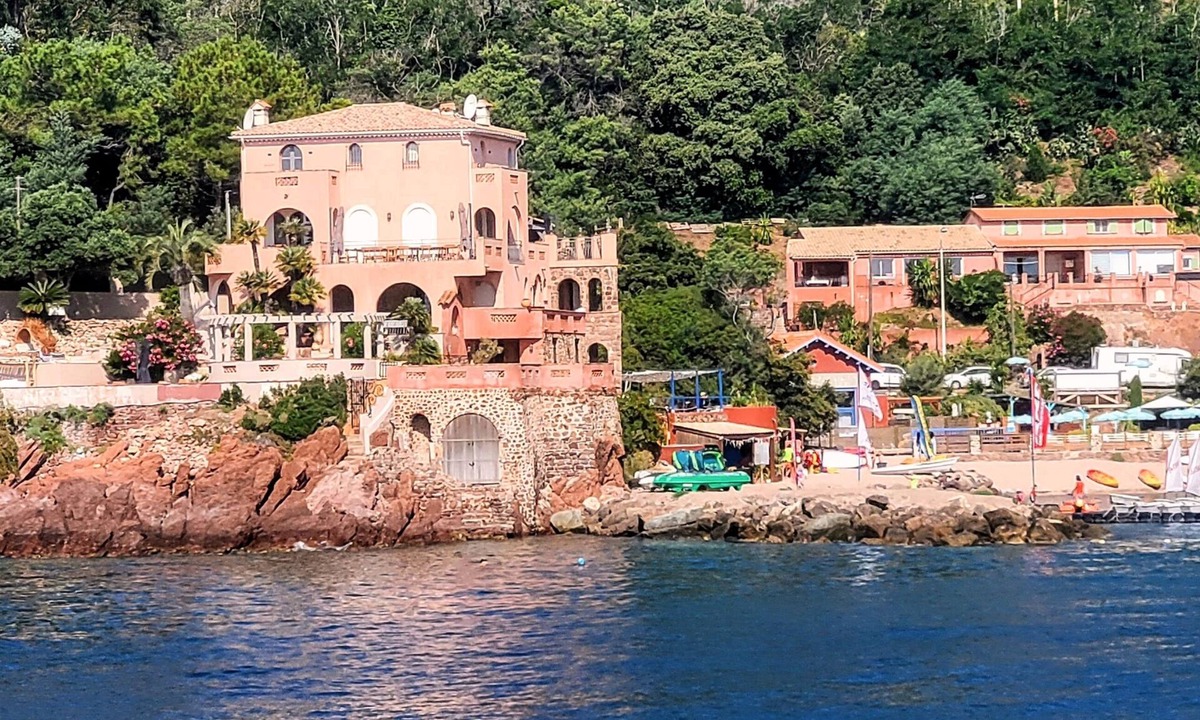 Espero-Pax Villa | Villa facing the sea with direct access – Secluded Riviera