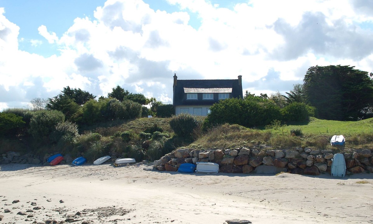 Santec House | Villa for 6 people with a sauna on the beach