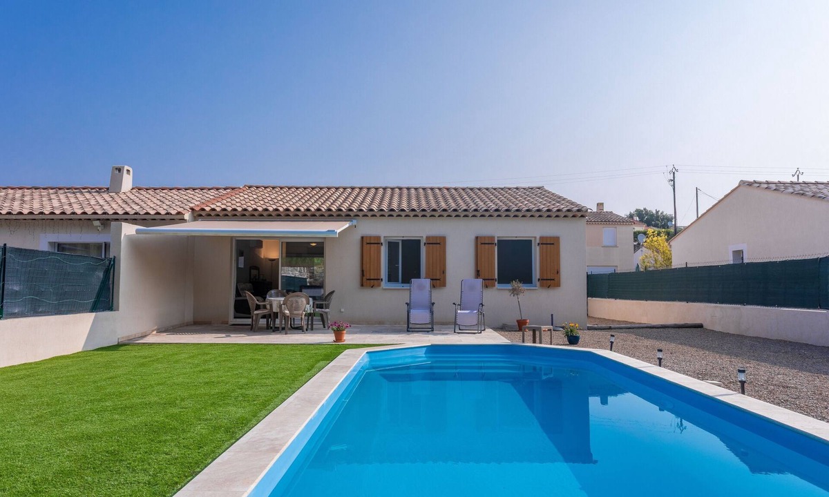Carces Villa | Villa 'Les Coteaux Du Soleil' with Private Pool, Wi-Fi and Air Conditioning