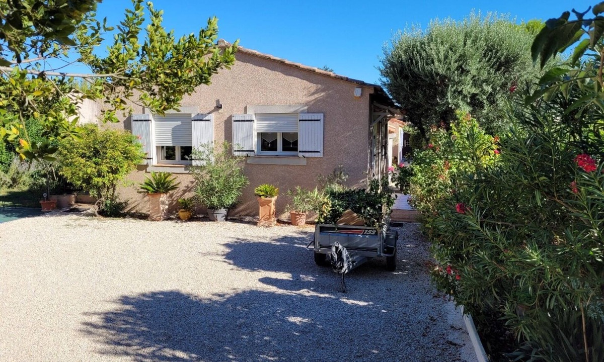 Graveson Villa | Villa meublée de Tourisme * for 2 pers. Quiet area with trees, Parking.