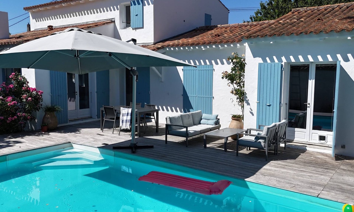 Dompierre-sur-Mer Villa | Villa with heated pool and wooded garden