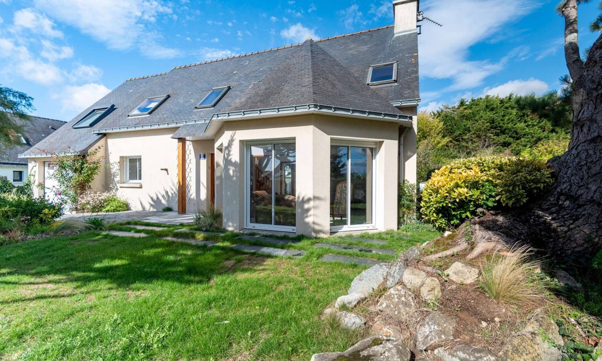 Guidel-Plages Villa | Villa with heated pool & garden - 5 min from the sea, by Groom