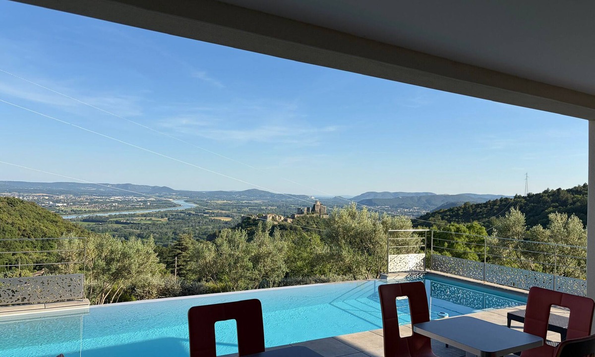 Rochemaure House | Villa with infinity pool - panoramic view of Rochemaure castle and volcano