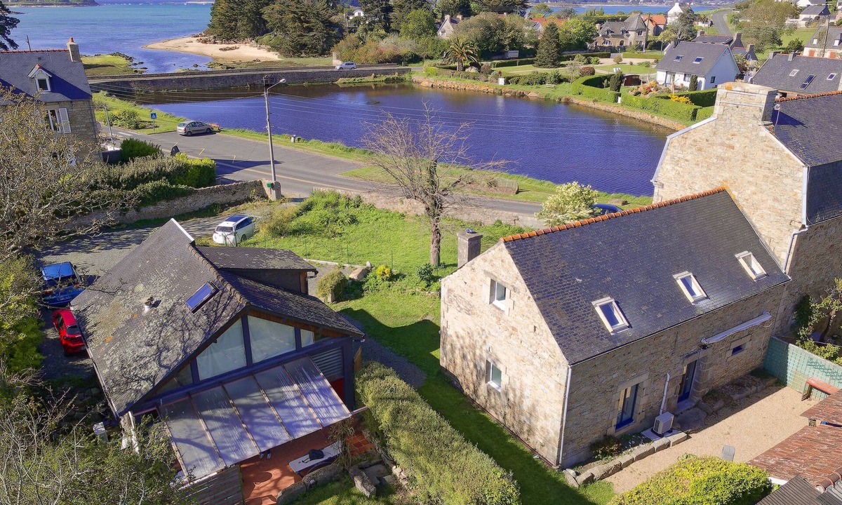 Trebeurden House | Warm, modern house 50m from the sea