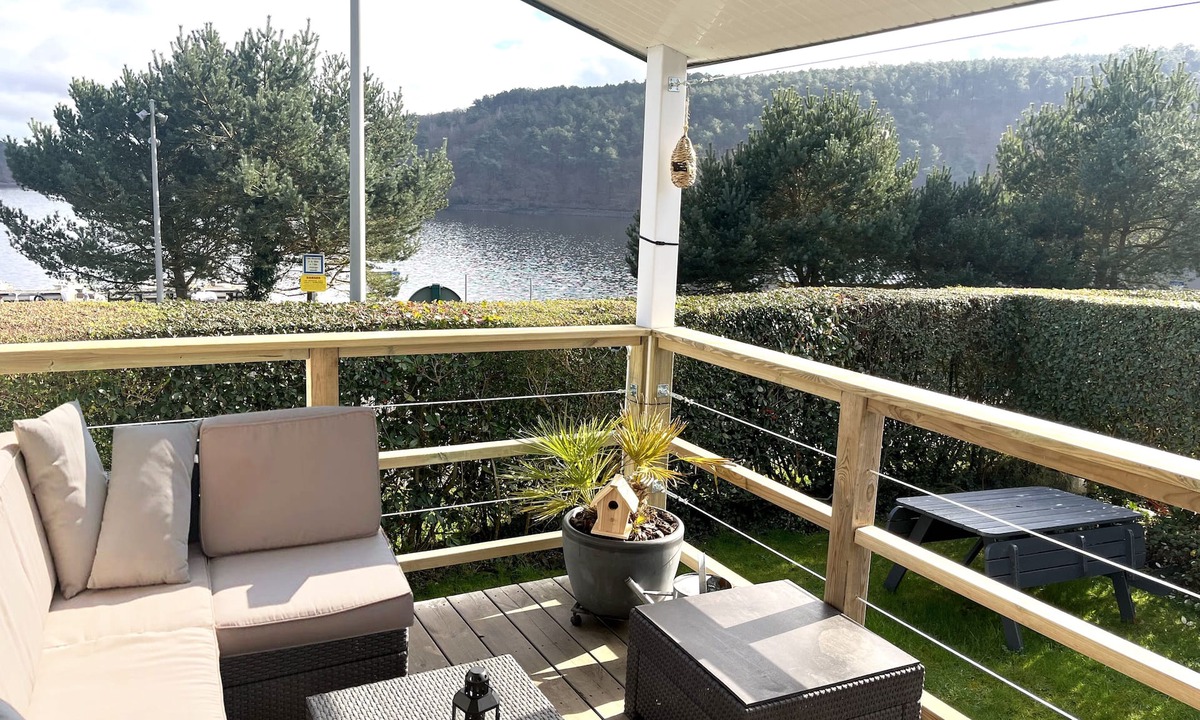 Caurel Ski Chalet | Waterfront chalet on LAC DE GUERLÉDAN - BRITTANY