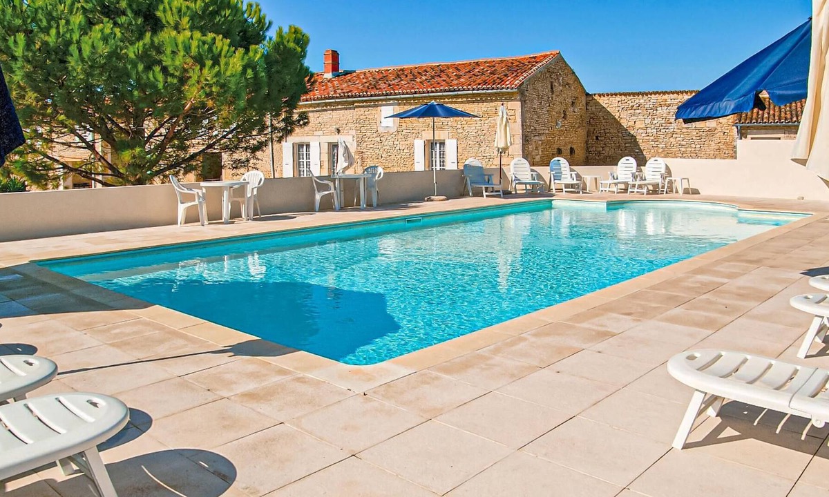 Saint-Hilaire-de-Villefranche House | Wonderful accommodation in century-old building in the countryside.