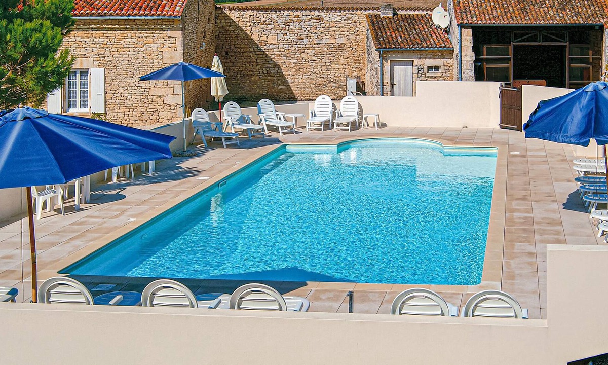 Saint-Hilaire-de-Villefranche House | Wonderful accommodation in century-old building in the countryside.