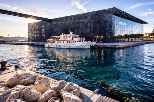 La Joliette Boat Rental | Yacht d'exception entièrement privatisé au Vieux-Port de Marseille