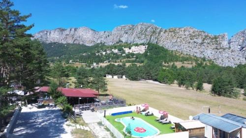 Saint-Auban Ski Chalet | ZEcamping 2 avec piscine restaurant vue sur le village de Saint Auban
