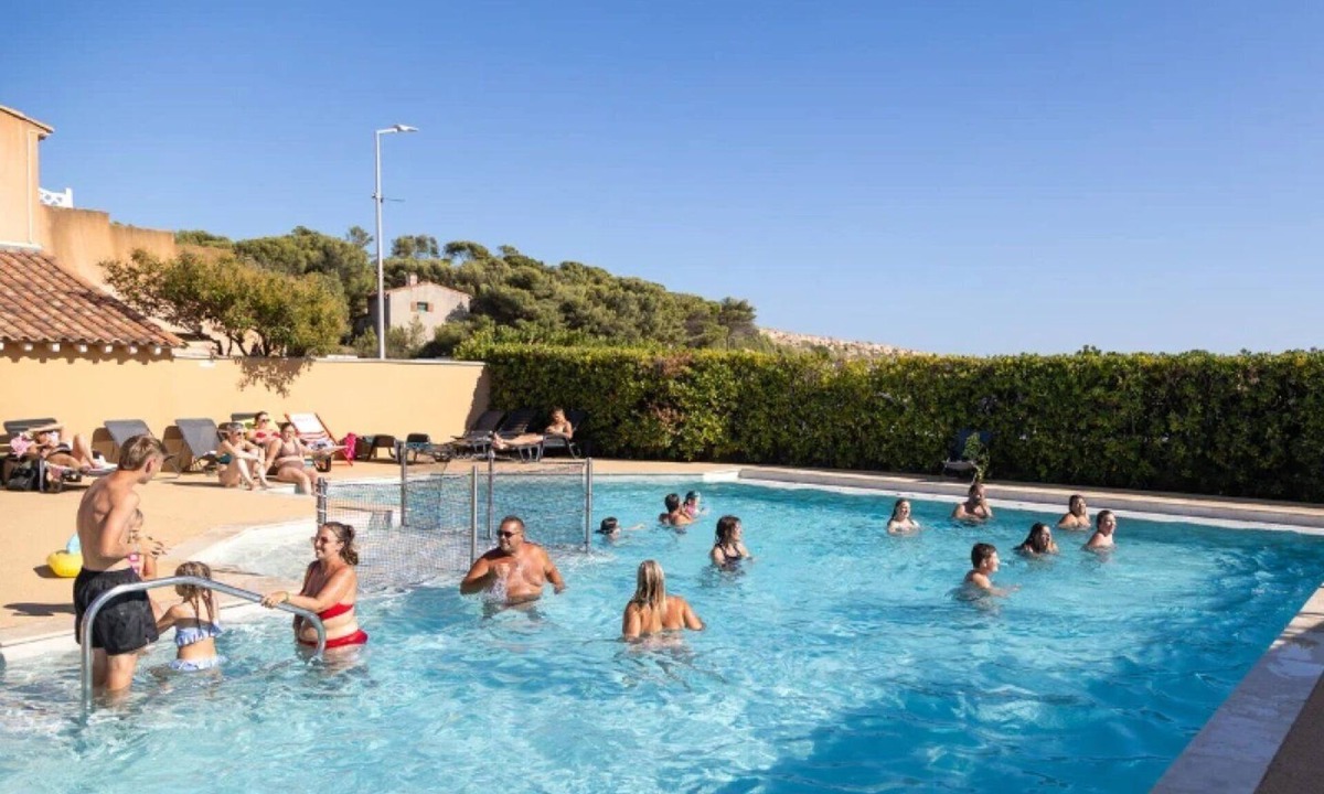 Martigues House | ZEcamping 3* piscine chauffée pet friendly locatif TV LV BBQ 31m2