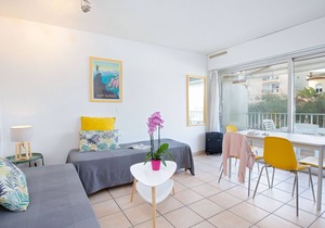 Air-conditioned studio for 2, near beach and shops, WiFi