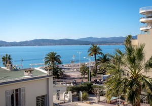 Air-conditioned studio for 2 near beach and shops with balcony and wifi in Saint-Raphaël