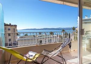 Air-conditioned studio for 2 near beach and shops with balcony and wifi in Saint-Raphaël