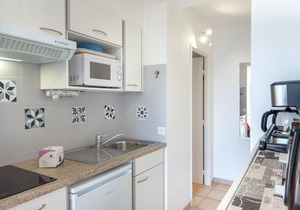 Air-conditioned studio for 2, near beach and shops, pets allowed, WiFi, parking