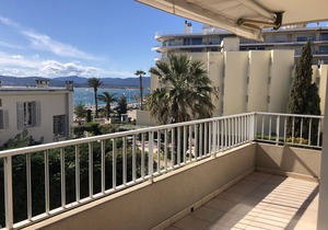 Air-conditioned studio for 2, near beach and shops, pets allowed, WiFi, parking