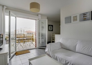 Biscarrosse Beach: Modern 2-BR Apt, Near Center, Walk to Ocean, Parking, Terrace