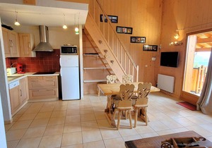 Charming Duplex Apartment for 5 with South-Facing Balcony, Fireplace, & Free WiFi in Chaillol