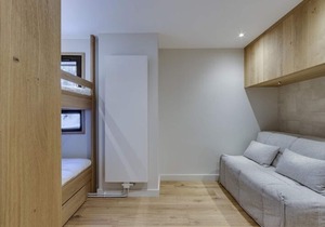 Charming 2-Bedroom Renovated Apartment with Parking and Ski Locker, 500m from Val d'Isère Center