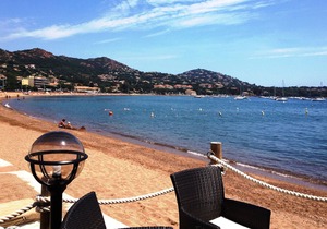 Charming T2 by the sea, pool view, South facing, air-conditioned, beautiful terrace