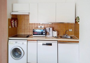Charming T2 in La Favière with pool and private parking, near beaches and shops