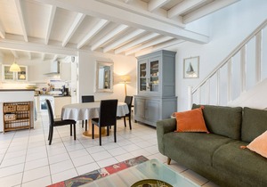 Comfortable House for 8 with Secure Pool, WiFi, 100m from Beach