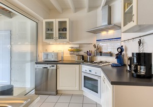 Comfortable House for 8 with Secure Pool, WiFi, 100m from Beach