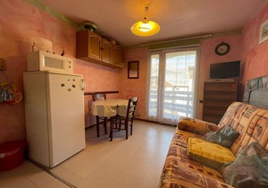 Cozy Studio for 4 in Ski Resort, Steps to Slopes & Town with Balcony