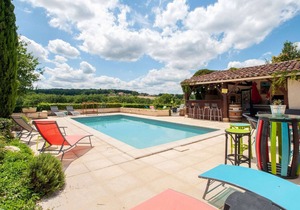 Idyllic Holiday Home in Dégagnac with Jacuzzi near River