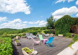 Idyllic Holiday Home in Dégagnac with Jacuzzi near River