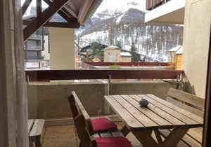 Modern studio centrally located in Auron with Mountain View's.